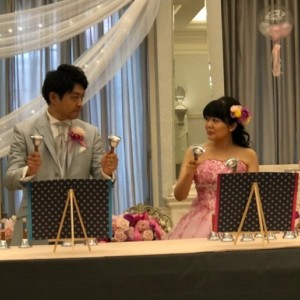 結婚式で新郎新婦がハンドベル