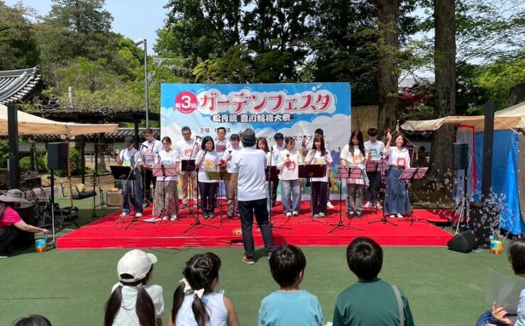 庭園でハンドベル